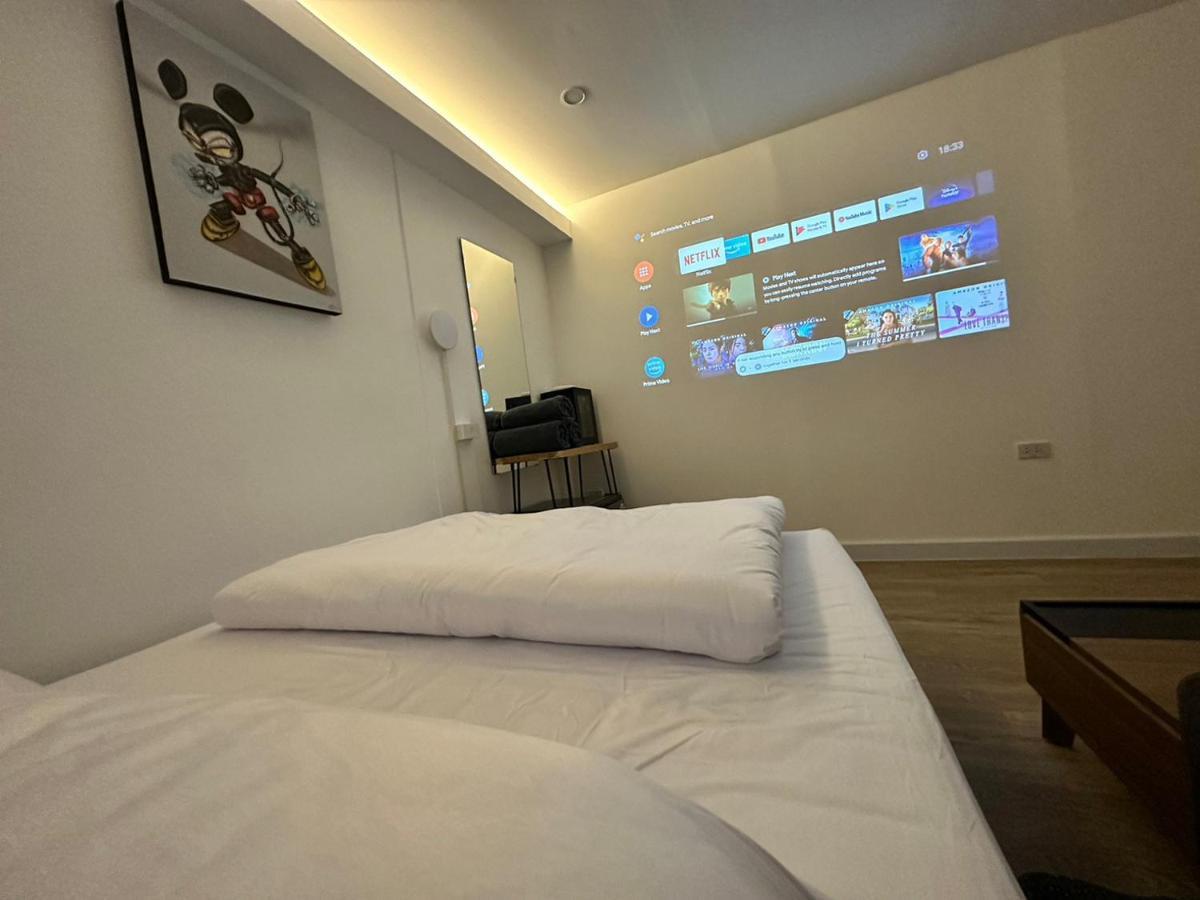 The White Den Sukhumvit 44 Hostel Bangkok Exterior photo