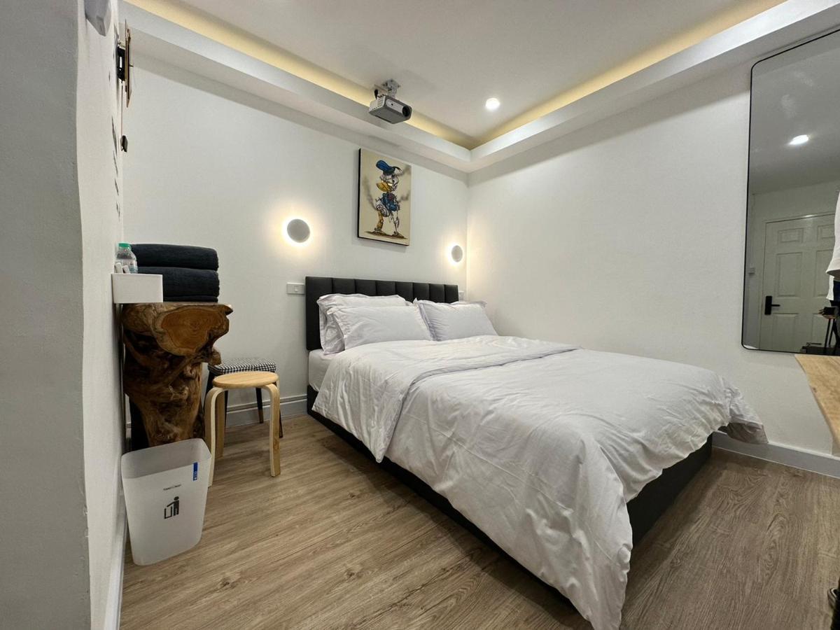 The White Den Sukhumvit 44 Hostel Bangkok Exterior photo