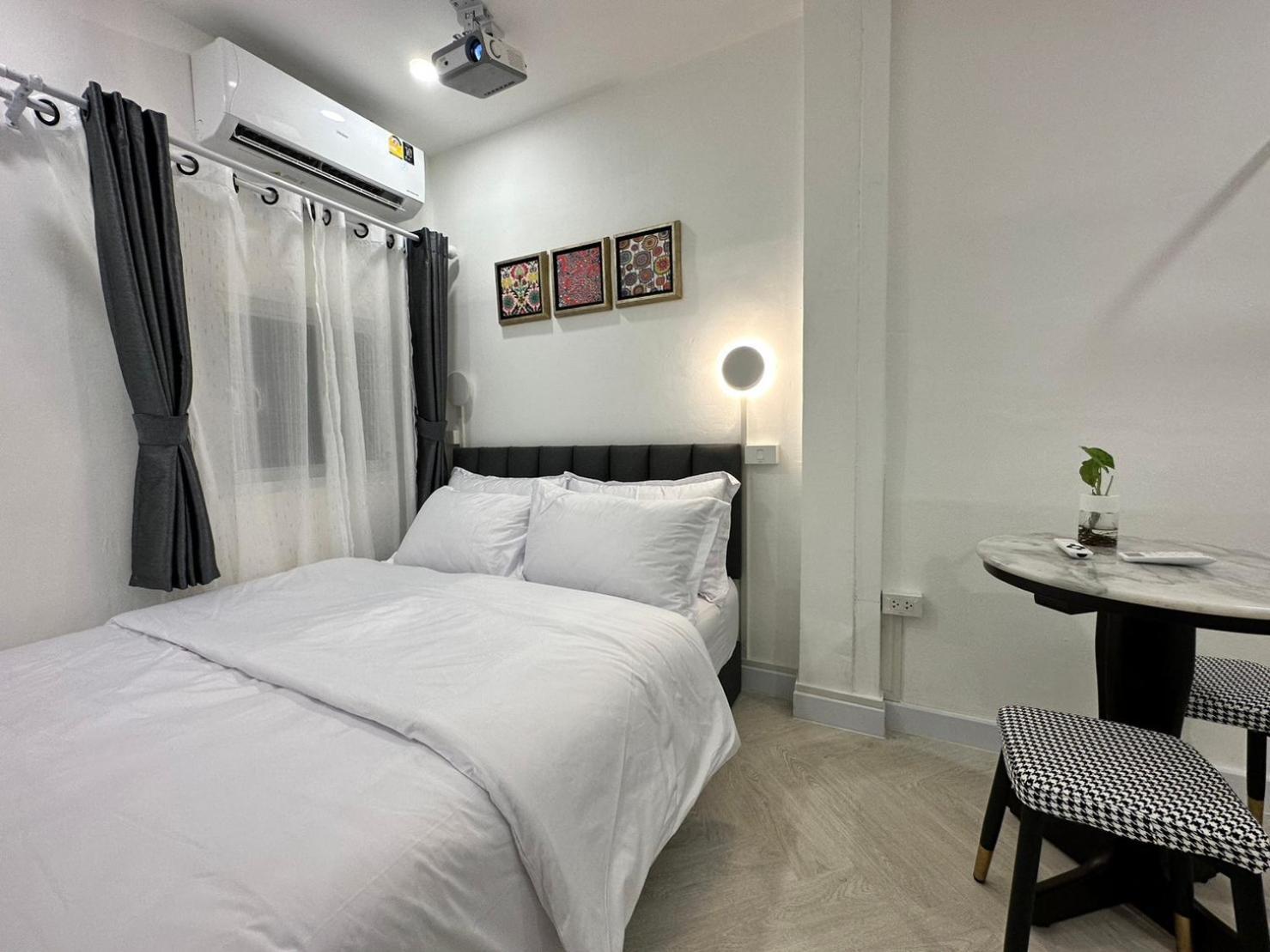 The White Den Sukhumvit 44 Hostel Bangkok Exterior photo