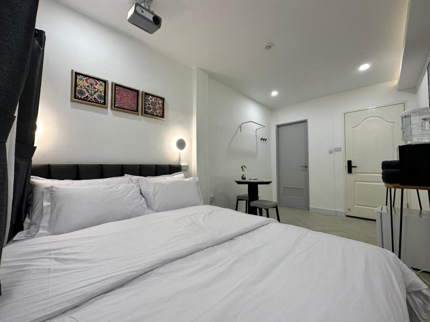 The White Den Sukhumvit 44 Hostel Bangkok Exterior photo