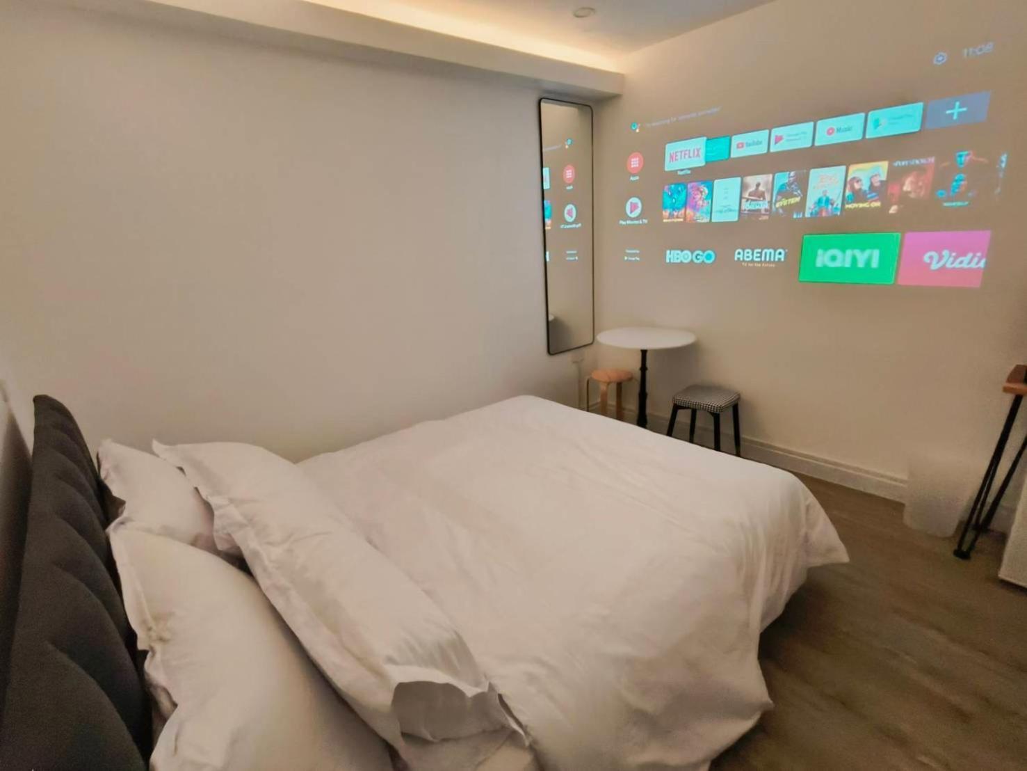 The White Den Sukhumvit 44 Hostel Bangkok Exterior photo