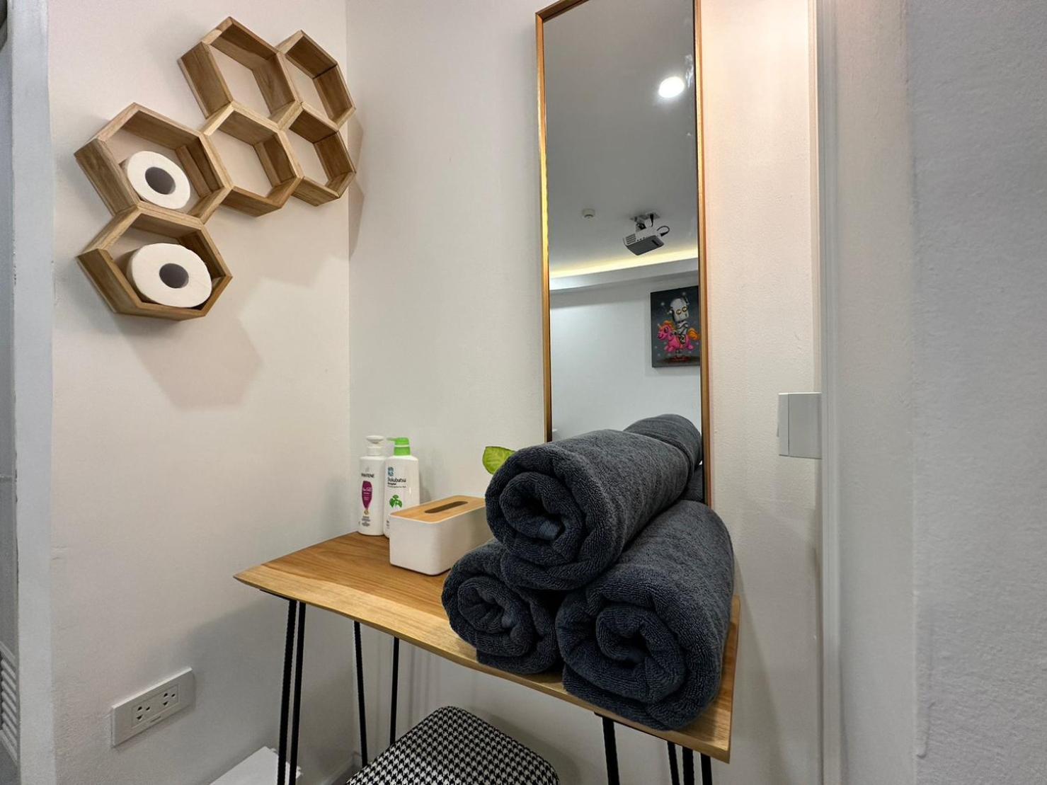 The White Den Sukhumvit 44 Hostel Bangkok Exterior photo