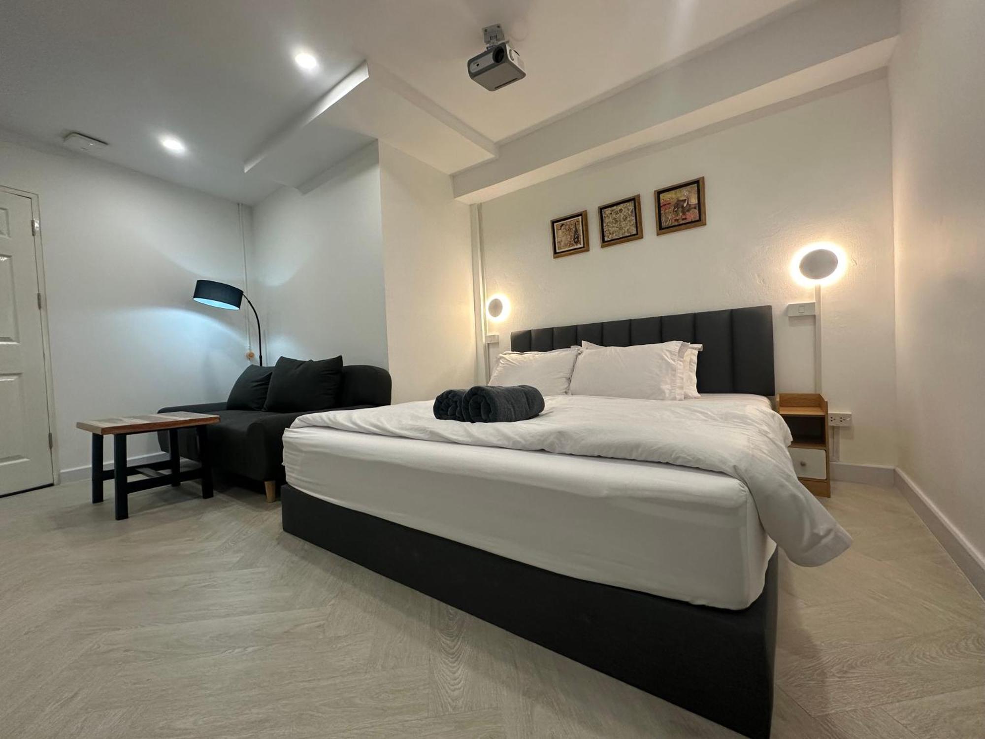 The White Den Sukhumvit 44 Hostel Bangkok Exterior photo