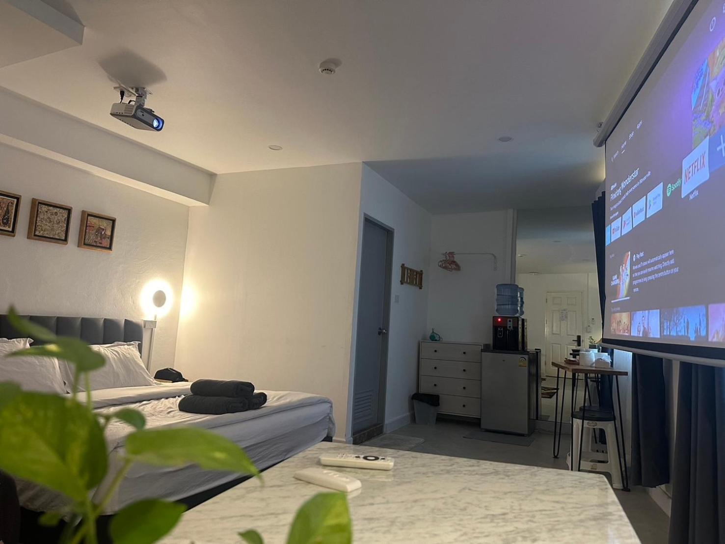 The White Den Sukhumvit 44 Hostel Bangkok Exterior photo